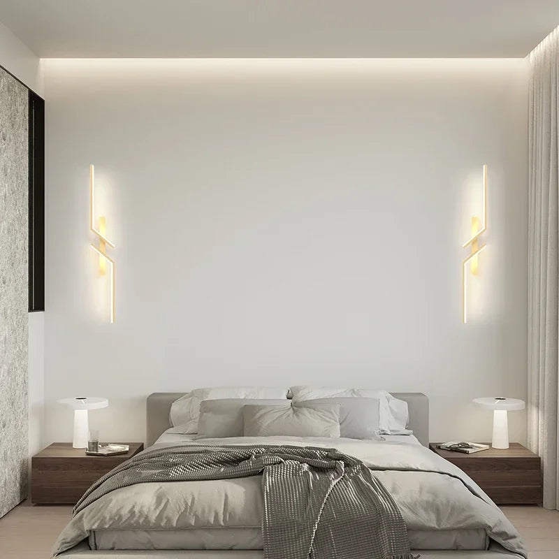 Applique murale LED dorée au design courbé